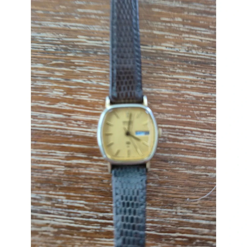 Seiko SQ Quartz Watch Womens Small Brown Gold Tone Day Date Vintage Classic